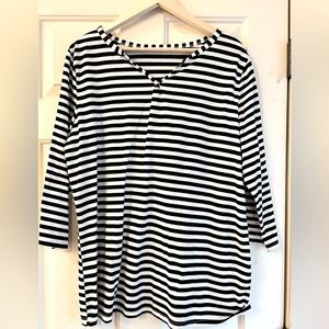 Black and white striped v neck t shirt!